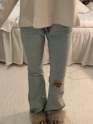 nelly ljusblå jeans - super söta lågmidjade jeans från nelly med ljusrosa detaljer i sömnen och på bakfickan! aldrig använda 