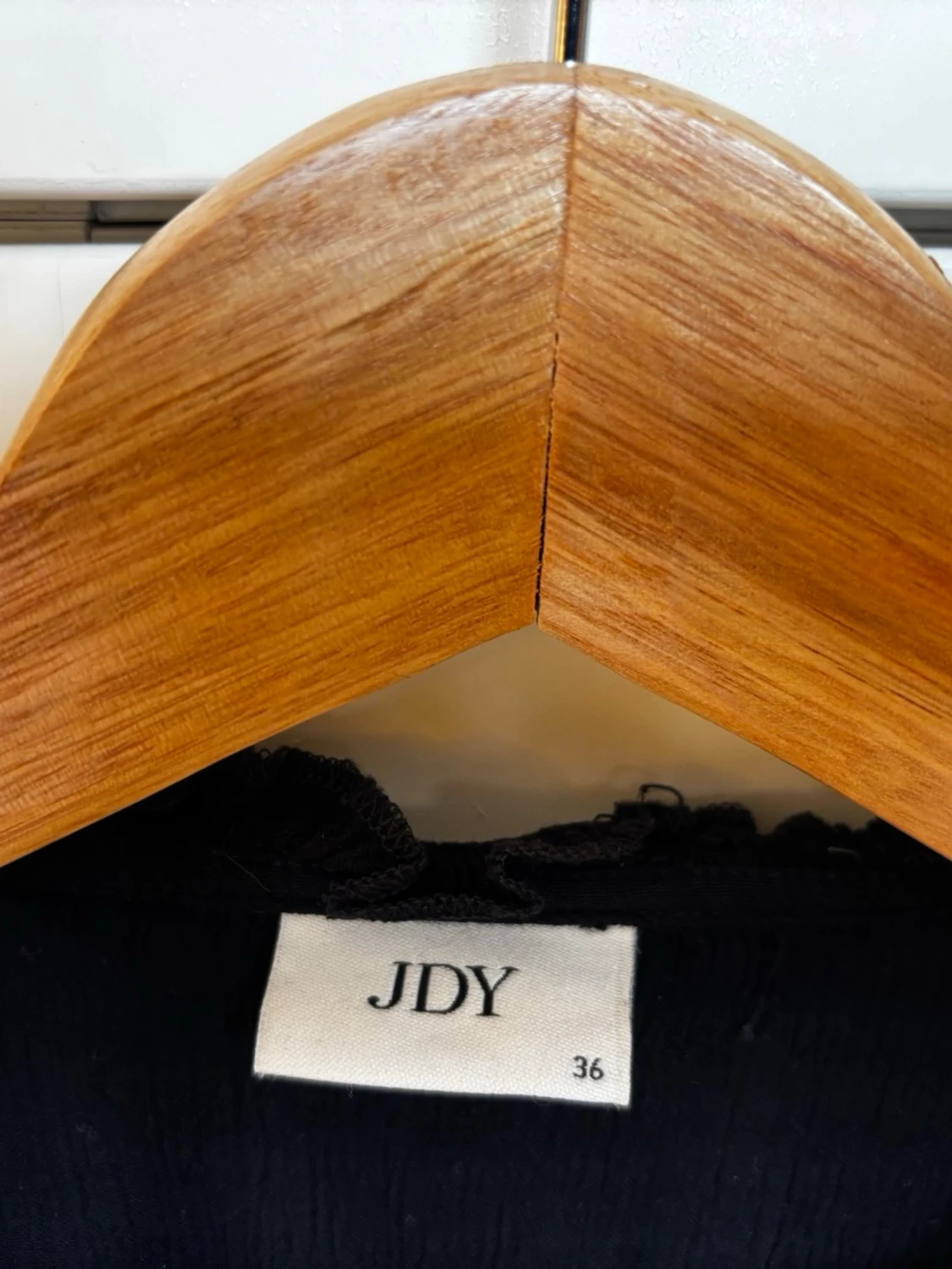 Svart kortärmad blus med knytband från JDY storlek 36 - passar XS - 3