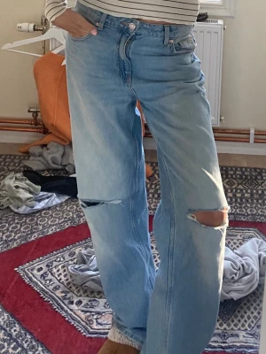 Blå jeans - Håliga blå baggy jeans!! Säljer för 225kr. Strl 38, men e vanligast en strl 34/36. Från primark. Inte så välanvända