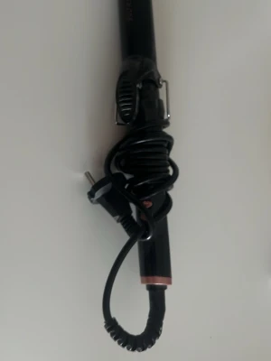 Svart locktång - En svart locktång,  Perfekt för att fixa lockar snabbt och enkelt hemma.