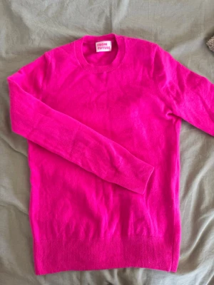 Neonrosa kashmirtröja From Future - Säljer en kashmir tröja i en neon rosa färg från From Future. Storlek S. Köpt för ca 1 600 kr.