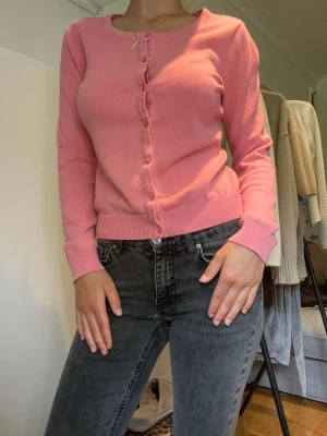 H&M kofta - S  - ✨Kofta ✨  📏 Storlek: S 🏷️ Märke: H&M ⭐ Skick: Mycket fint skick  💌 Hör gärna av dig om du har frågor eller vill se fler bilder! Jag skickar snabbt och packar noggrant. 🌸