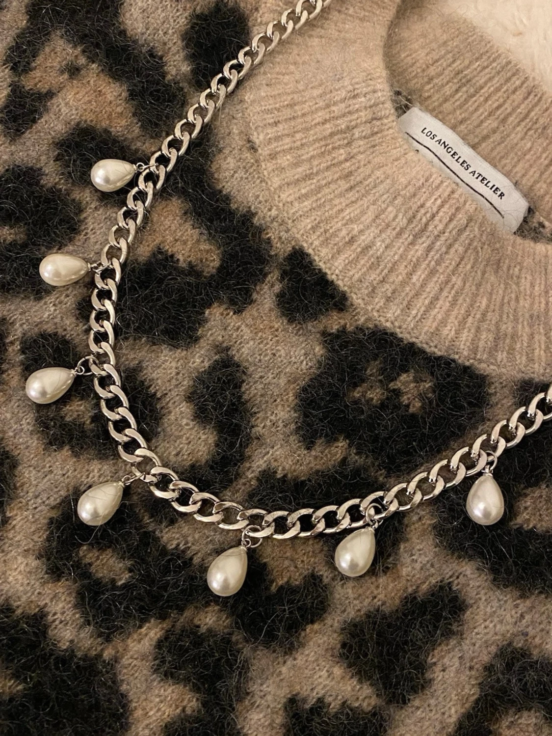 Silverfärgat halsband med pärlor - 1