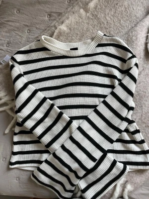 Randig stickad tröja från Gina Tricot - Svart och vit randig stickad tröja från Gina tricot! Materialet känns mjukt och stretchigt, perfekt för lager på lager. Enkel och stilren design som passar till det mesta! Skriv vid frågor💛