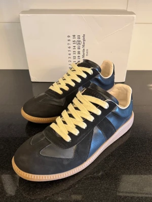 Maison Margiela Skor - Feta Marison Margiela skor i svart | EU 42 | Dem är i ett väldigt fint skick och få tecken av användning | Endast skor medföljer | Tveka inte att kontakta oss vid minsta fundering!