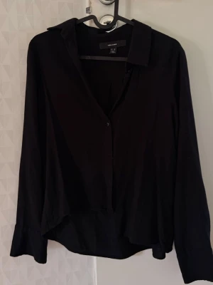 Svart skjorta från Vero Moda - Svart skjorta från Vero Moda i storlek XS. Skjortan har klassisk krage, knappar framtill och långa ärmar.   Tunt material 