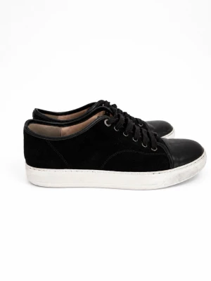 Lanvin Cap Toe - Säljer ett par Lanvin Cap Toe i storlek 7 vilket motsvarar 41 men jag skulle säga att dem sitter mer som 42-42,5. Skorna är i bra skick men såklart finns det tecken på amvändning. Sulorna är målade vita för att slippa den gulaktiga nyansen som vita sulor annars tenderar att få. Kollar man under skorna syns det att dem blivit målade men annars syns det inte. Hör av er om ni har frågor!