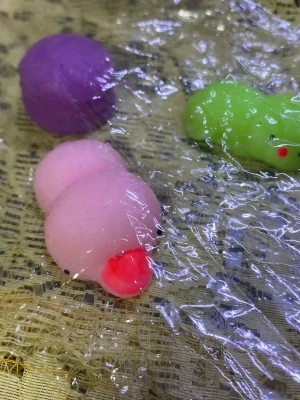 Söta squish-leksaker djurmotiv - Tre små squish-leksaker i form av djur, en rosa med röd nos, två gröna med små ansikten och en lila boll. Tillverkade i mjukt, klämvänligt material och levereras i plastförpackning. Perfekta som stressleksaker eller dekoration till skrivbordet. 35kr/3st/bild 