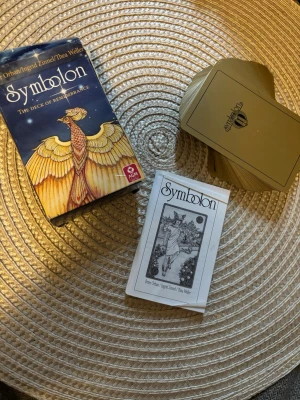 Symbolon deck - I nytt och mycket bra skick, guidebook medföljer självklart. Korten  är som nya och inte använda,  enbart tittat på korten. Varan finns på andra ställen också då jag vill få sålt så fort som möjligt. + Äkta kort, Ny pris i affär: 99kr  (skickas samma dag eller dagen därpå, vid frågor tveka inte att höra av er ❤️) 