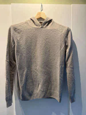 Oscar Jacobson Hoodie - Hoodie i en beige stickad ullblandning från Oscar Jacobson i bra skick!