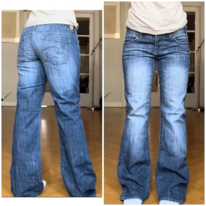 Jeans - Mått i cm: midja: 38, gren: 19, Innerben: 80, bootcut: 24. Jag är 165. Har några små fläckar (se sista bilden) samt slitage längst ner.
