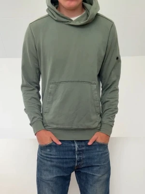 Olivgrön Stone Island hoodie - Olivgrön Stone Island hoodie i strl barnstorlek 170 vilket motsvarar och sitter ungefär i strl S! Bra skick och hör gärna av er vid frågor elr funderingar!!