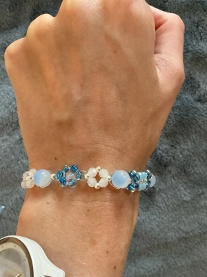 Armband - Säljer handgjorda armband. Det går att få i andra färger än de på bilderna. 50 kr st. Pris går att diskuteras