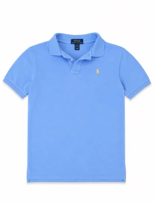 Blå pikétröja från Polo Ralph Lauren - Klassisk ljusblå pikétröja från Polo Ralph Lauren med korta ärmar och gul broderad logga på bröstet. Tröjan har krage och knappar vid halsen. Perfekt till jeans eller shorts för en clean look.
