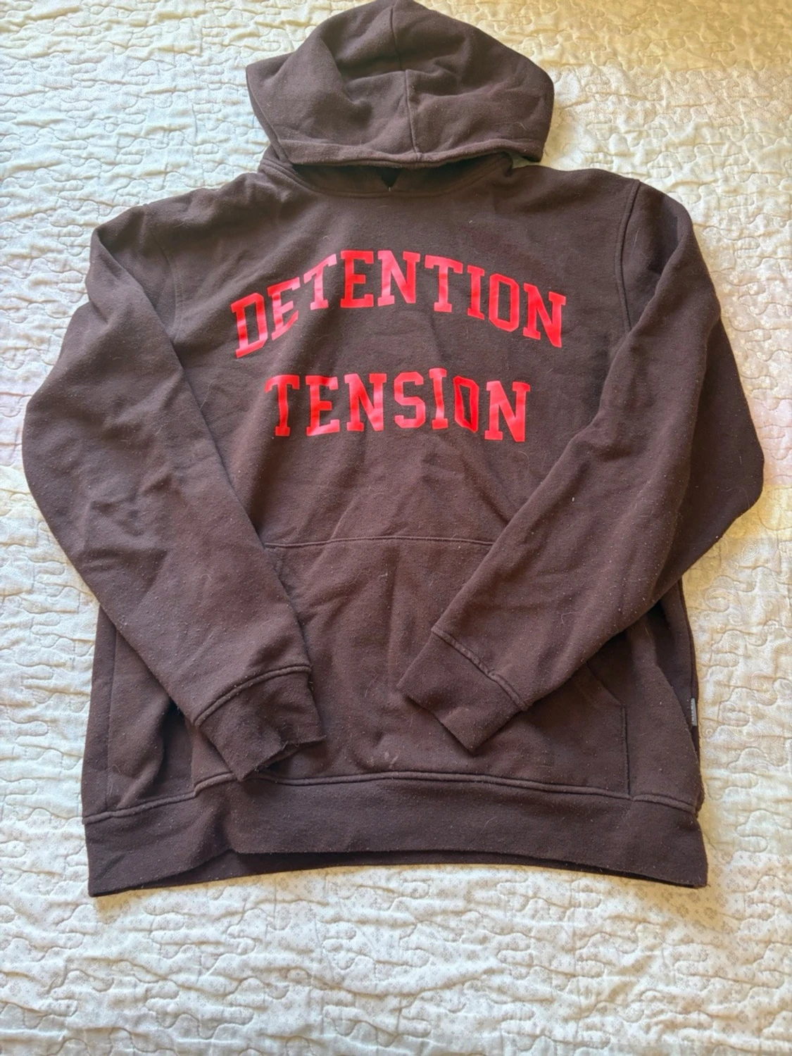 Brun hoodie med röd text DETENTION