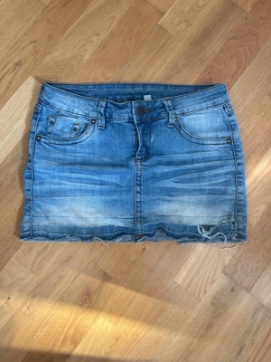 Blå jeanskjol  - Jättefin jeanskjol från mango jeans. Köpt på Sellpy men använd endast fåtal gånger av mig. Perfekt nu till sommaren.