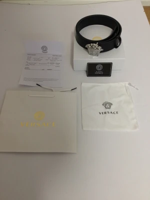 Skärp - Jätte fin versace bälte som passar till dem flesta outfits och som passar jätte bra till din vardag!