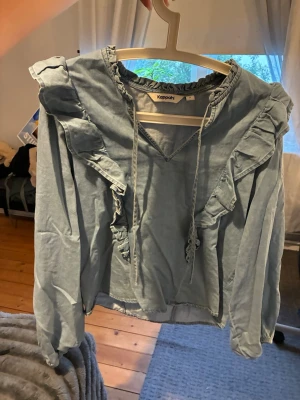 Blå jeansblus  från Kappahl - Snygg jeansblus från Kappahl med volangdetaljer 
