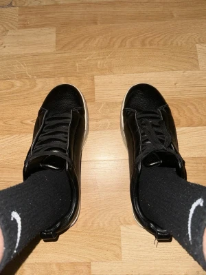 Svarta sneakers från Zara - Dem är använda men jag har tagit hand om dem bra. Det finns inga hål eller andra defekter. Jag säljer dem billigt för att jag vill bli av med dem i slutet av månaden då jag ska flytta och inte vill ha med mig massa saker 