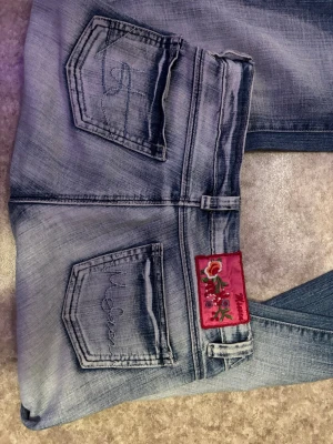 Y2k low waist bootcut jeans - Det är storlek 36 men skulle säga att de är mer i storlek 32! Skriv om ni har frågor, för fler bilder eller mått💕