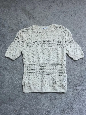 Zara topp - Stickad zara topp med unika detaljer. Mycket bra skick. 