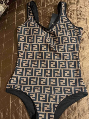 Fendi baddräkt  - Jättefin helt ny trendig baddräkt från Fendi. Stl M/L, passar någon med en stor byst! 💛
