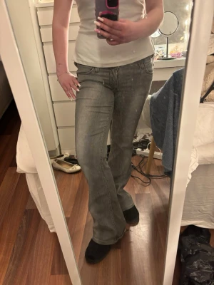 Cheap Monday jeans - Säljer dessa lågmidjade Cheap Monday jeansen som har lite skavanker. Dem e slitna mellan låren och nere vid fötterna. Syns på dem 2 sista bilderna. De går att laga men jag har tyvärr ingen ork för de😅. Storleken på dem är 31/34 men hon jag köpte de av hade sytt upp dem i längden och jag skulle nog säga att dem passar nån som är 170. Om du har några frågor eller funderingar så är de bara att höra av dig🩷