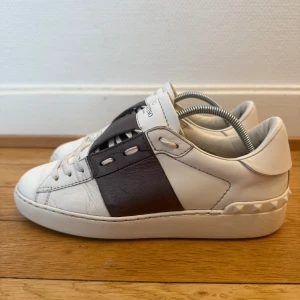 Valentino open sneakers - Säljer nu dessa fina valentino open skor | Fint skick | Storlek 38,5 | Kvitto ingår | Hör gärna av er vid frågor eller funderingar 