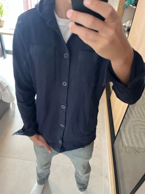 Mörkblå Overshirt  - Hej! Säljer en snygg mörkblå overshirt ifrån Massimo Dutti. På tröjan står de size L men den är mer som size M.  📐 = M 🏷️ = Massimo Dutti ❓ = Vid frågor så skriv till mig