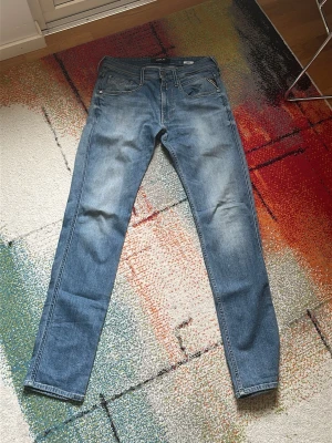 Replay anbass jeans - Benöppning 16cm. Längd 107cm. Midja 40cm Nypris: 1800kr