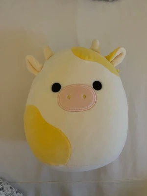 Gul ko squishmallow - Har aldrig haft någon användning för den. Den är rätt så sällsyn. Kan ta emot billigare prisförslag💞