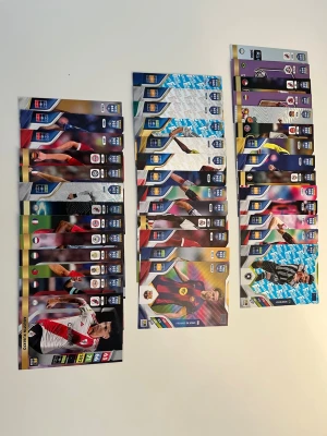 Samling fotbollskort FIFA 2024 - Säljer en samling fotbollskort från FIFA 2024 med olika spelare från kända klubbar och landslag. Korten har färgstarka motiv, spelarstatistik och klubbmärken. Perfekt för dig som gillar att samla eller byta fotbollskort. 40 kort 