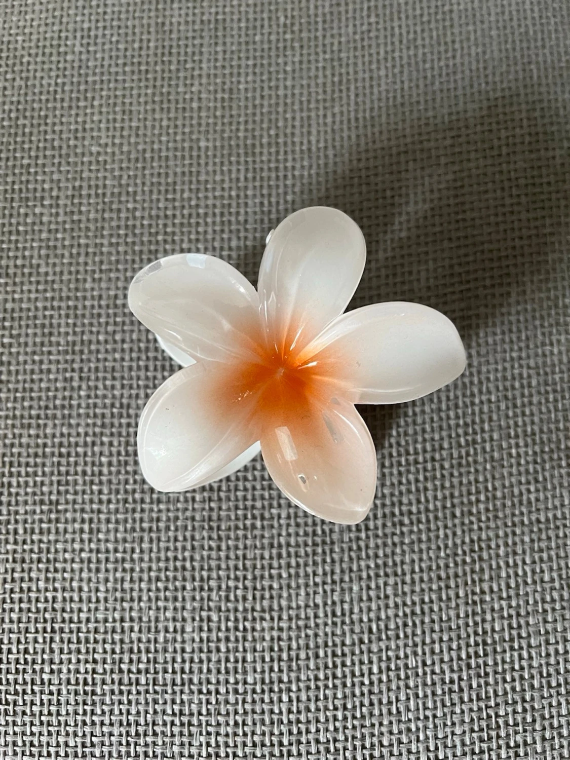 Blomformad hårklämma i plast
