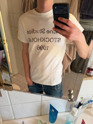 Vit acne tshirt S - Riktigt fet och eftertraktad t-shirt med acne studios loggan i storlek S. Väldigt bra skick! Obs: Jag är lite osäker på äktheten då lappen i nacken saknas, därför säljs den billigare (499 kr, nypris ca 3000 kr). längd cirka 65cm, bredd cirka 44cm. Tveka inte att höra av dig vid frågor eller funderingar!