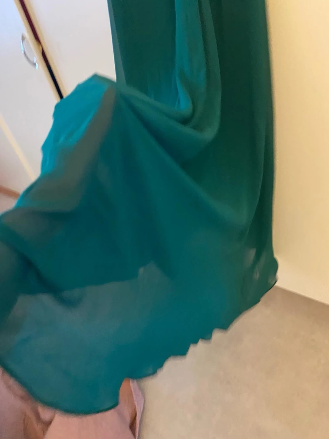 Grön långklänning med kristallbälte - 2
