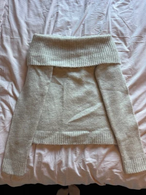 Beige off shoulder stickad tröja - beige stickad tröja med off shoulder-krage och långa ärmar. Ifrån ginatricot. Storlek 158/164 men passar en S. Använd 1 gång.