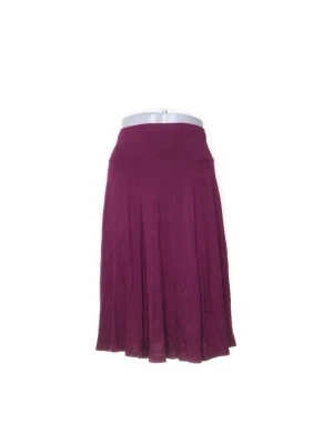 Vinröd långkjol från H&M - Säljer en vinröd/lila långkjol från H&M i mjukt och lätt tyg. Kjolen har en enkel, svepande design med utsvängd form och bred linning i midjan. Perfekt för dig som gillar stilrena plagg med mycket rörelse.