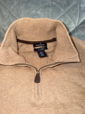 Tröja med halvdragkedja  - Superfin beige/ljusbrun tröja med halvdragkedja från Daniel Hechter. Tröjan är i storlek L och består av 95% bomull och 5% Kaschmir. Toppen skick! 