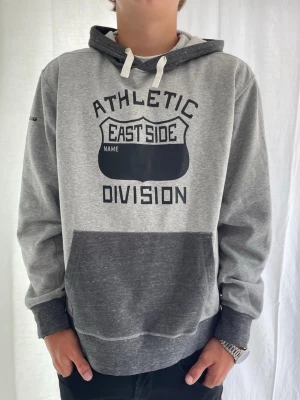 Ralph Lauren hoodie ovanlig  - Tjena! Ralph Lauren hoodie| Storlek L | skick 8,5/10, lite smutsig, går bort i tvätt | Ovanlig | modell 185cm 76kg | denna hoodie passar perfekt till ett par jeans i min profil, billigare vid bundle🫣 hör av dig vid övriga frågor eller funderingar🕺 //Gradioso