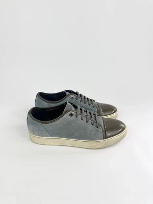 Lanvin sneakers blåa 43 - Lanvin skor i en blå färg storlek 43. Märke: Lanvin Storlek: 43, något stora i storlek  Färg: Blå och olivgrönt Skick: Bra skick men använda. Beskrivning: Endast skor tillkommer. 