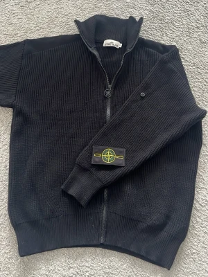 Stone Island Kofta - Säljer denna sjukt stilrena Stone Island kofta i storlek M/L. Använd ett fåtal gånger. Dock finns det ett litet stygnfel men inget stort! (Se sista bild)