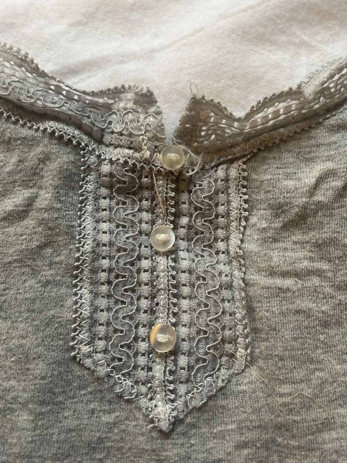 Grå pyjamastopp med spets och knappar - 1