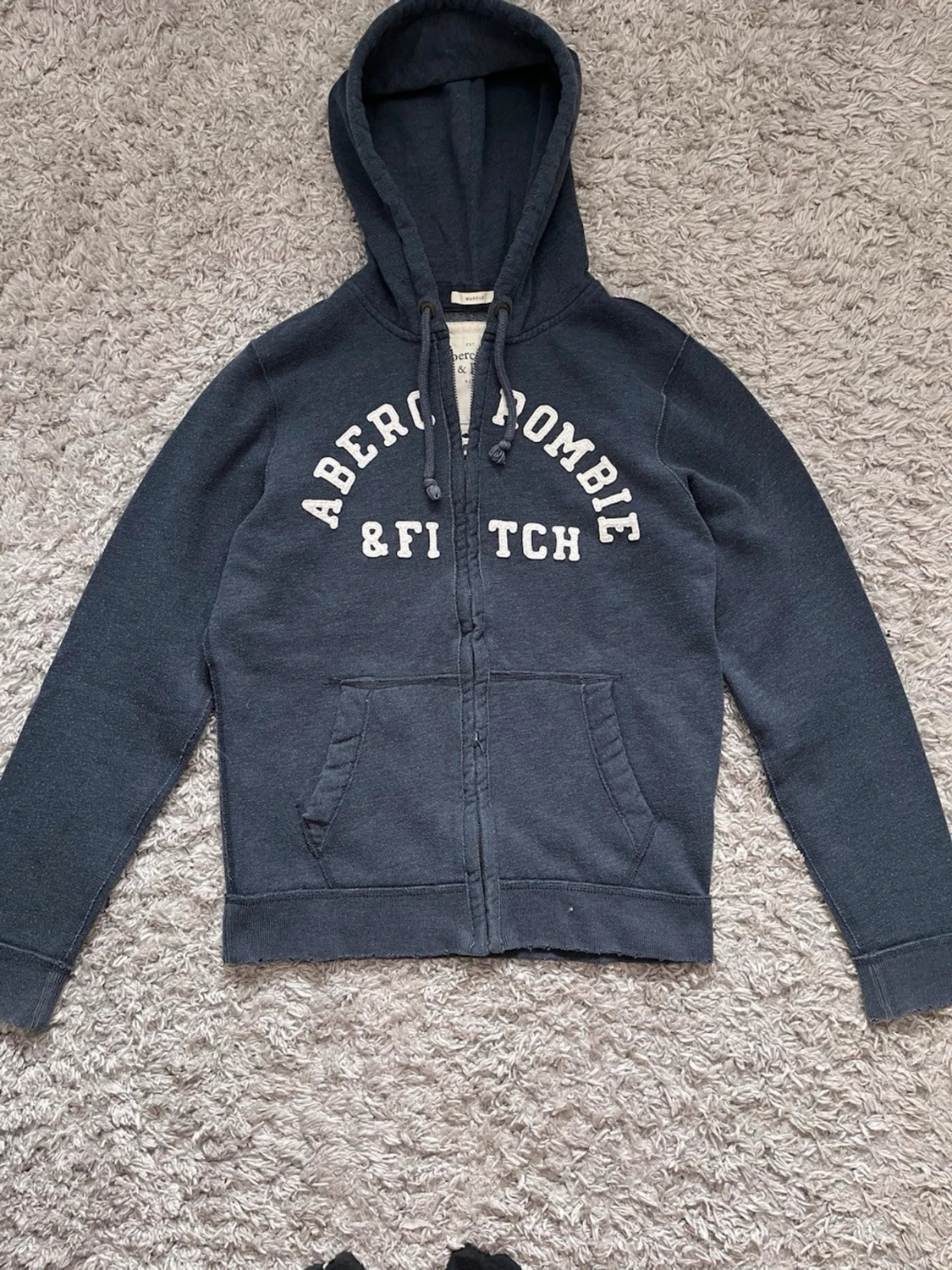 Mörkblå hoodie från Abercrombie & Fitch