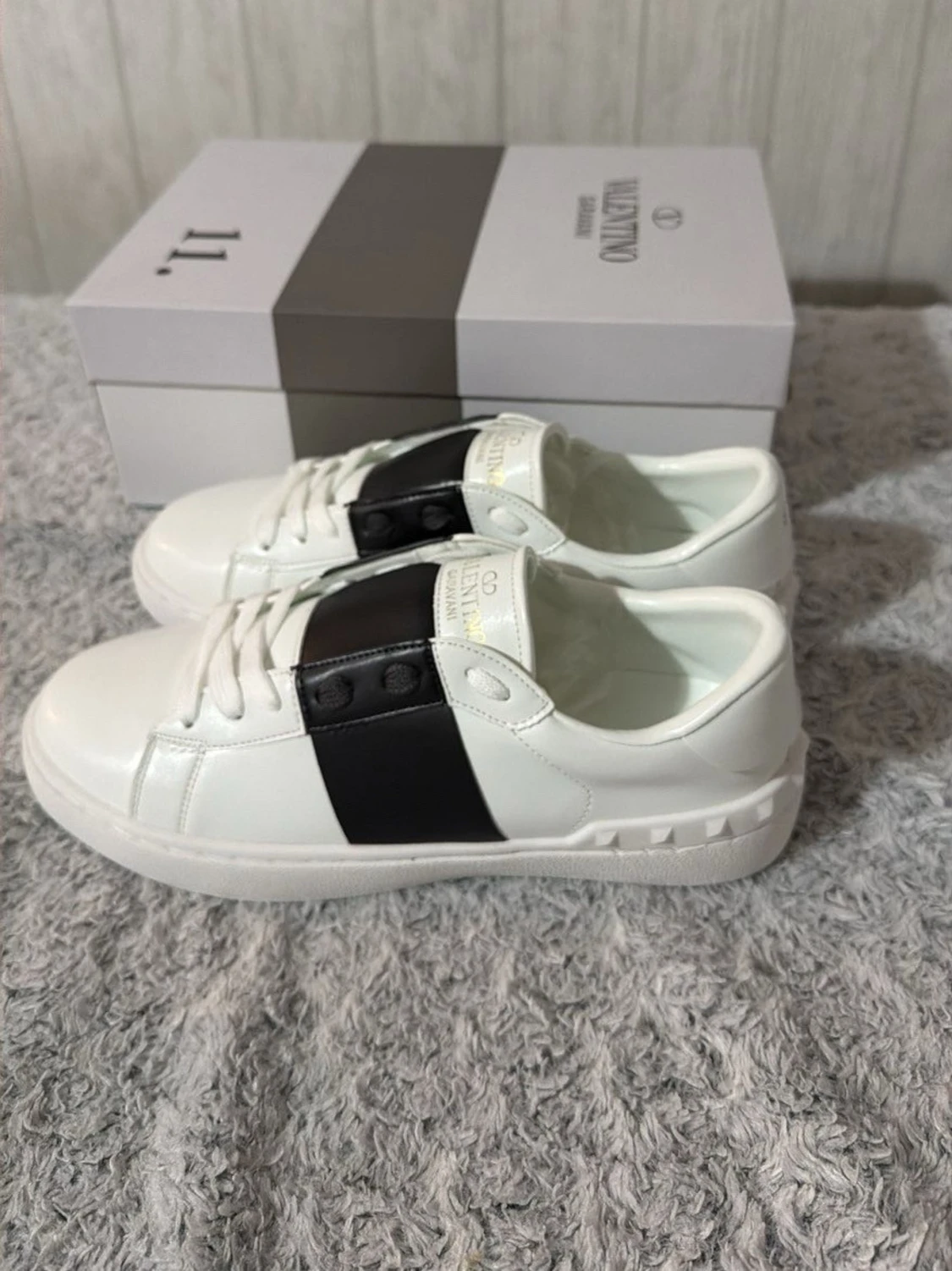 Valentino vita sneakers med svart detalj 41