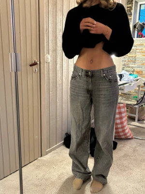 Gråa jeans från Levi’s - Hej!🌸Jag säljer ett par gråa jeans med rak passform,  oversized ben och snygg vintage tvätt. Jeansen har hög midja, fem fickor och klassisk knappgylf. Jeansen har en liten svart fläck på fickan (syns på sista bilden), men är ett superbra skick! Köptes för 1449 kr❤️