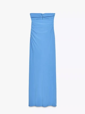 Blå axelbandslös långklänning - Snygg blå axelbandslös långklänning med draperad detalj upptill och längs sidan. Klänningen har en elegant, rak siluett och är perfekt för dig som vill sticka ut. Tillverkad i ett mjukt och följsamt material som ger en lyxig känsla. Endast använd 1 gång.