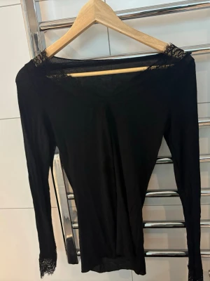 Svart intimissmi tröja med spets - Säljer min intimissmi tröja med spets i storlek S