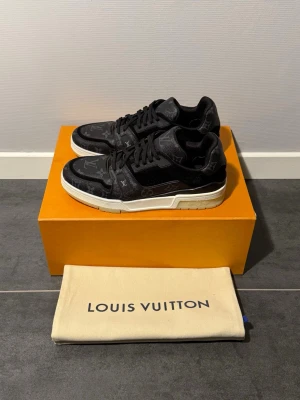 Louis Vuitton trainers  - Louis Vuitton trainers, storlek uk 7 passar 41-42, skick 9,5/10 som nya, box samt dustbags medföljer vid köp, nypris 12800kr, vid funderingar hör av er.