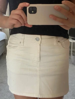 Vit jeanskjol  - Snygg vit kort jeanskjol från bik bok i storlek xs🥰