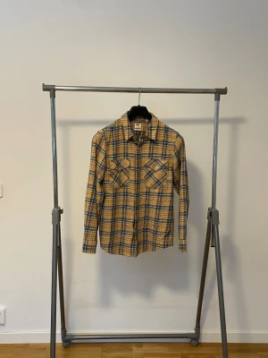 Levi’s skjorta  - Väldigt snygg eftertraktad Levi’s skjorta i storlek XS, pris kan diskuteras vid snabb affär. 